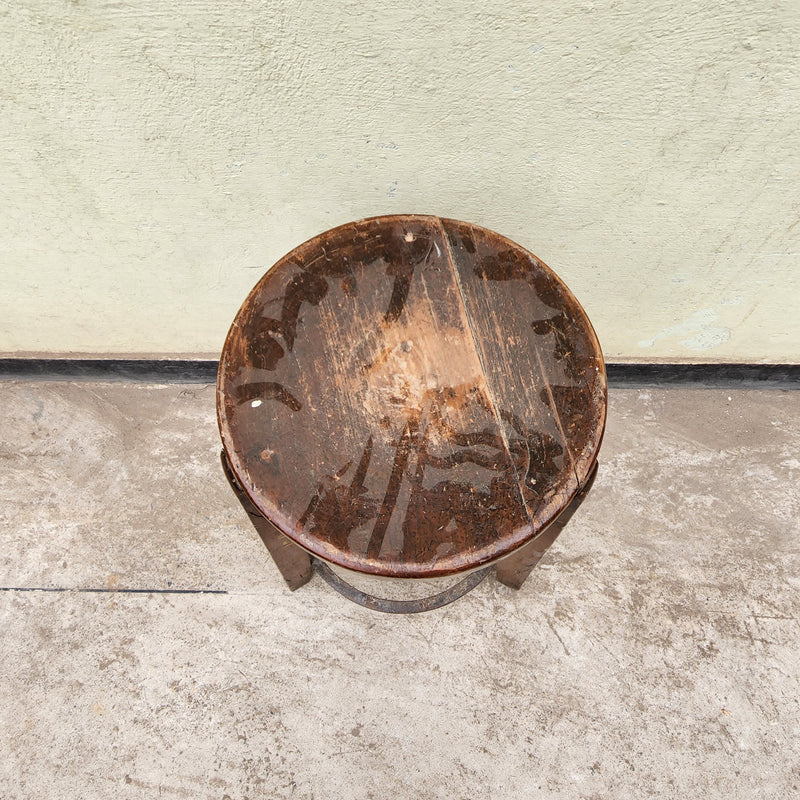 Wooden stool with round ring